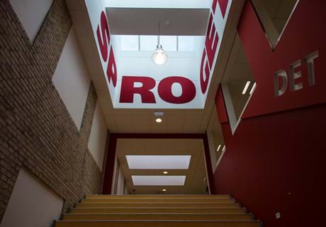 Røde bogstaver udskåret filt på væg